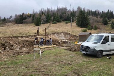 Radovi na postavljanju novih dječjih sprava na Plasi, nedaleko od Vrata / Foto OPĆINA FUŽINE