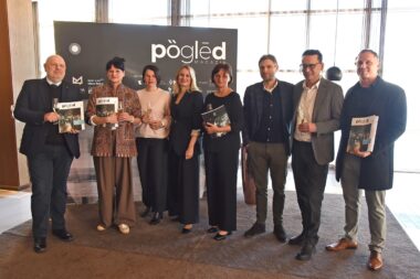 Ponosni na novi proizvod - Renato Ivanuš, Danijela Bauk, Ana Braškić, Silvija Gerc Vodopija, Slavica Bakić, Branimir Ceboci, Marinko Benić i Miran Spada / Foto Dean Miculinić