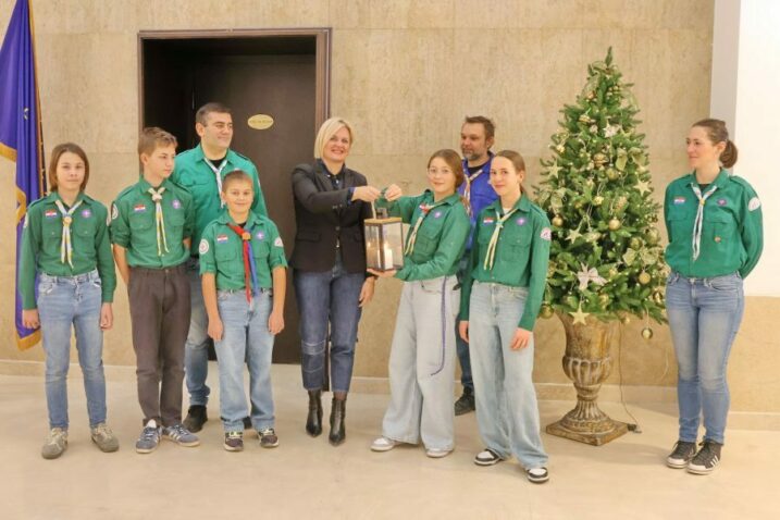 Izviđači donijeli Betlehemsko svjetlo mira riječkoj gradonačelnici Ivi Rinčić