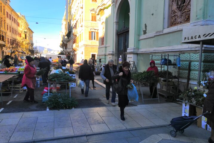 Blagdanski ugođaj riječke tržnice / Foto V. MRVOŠ