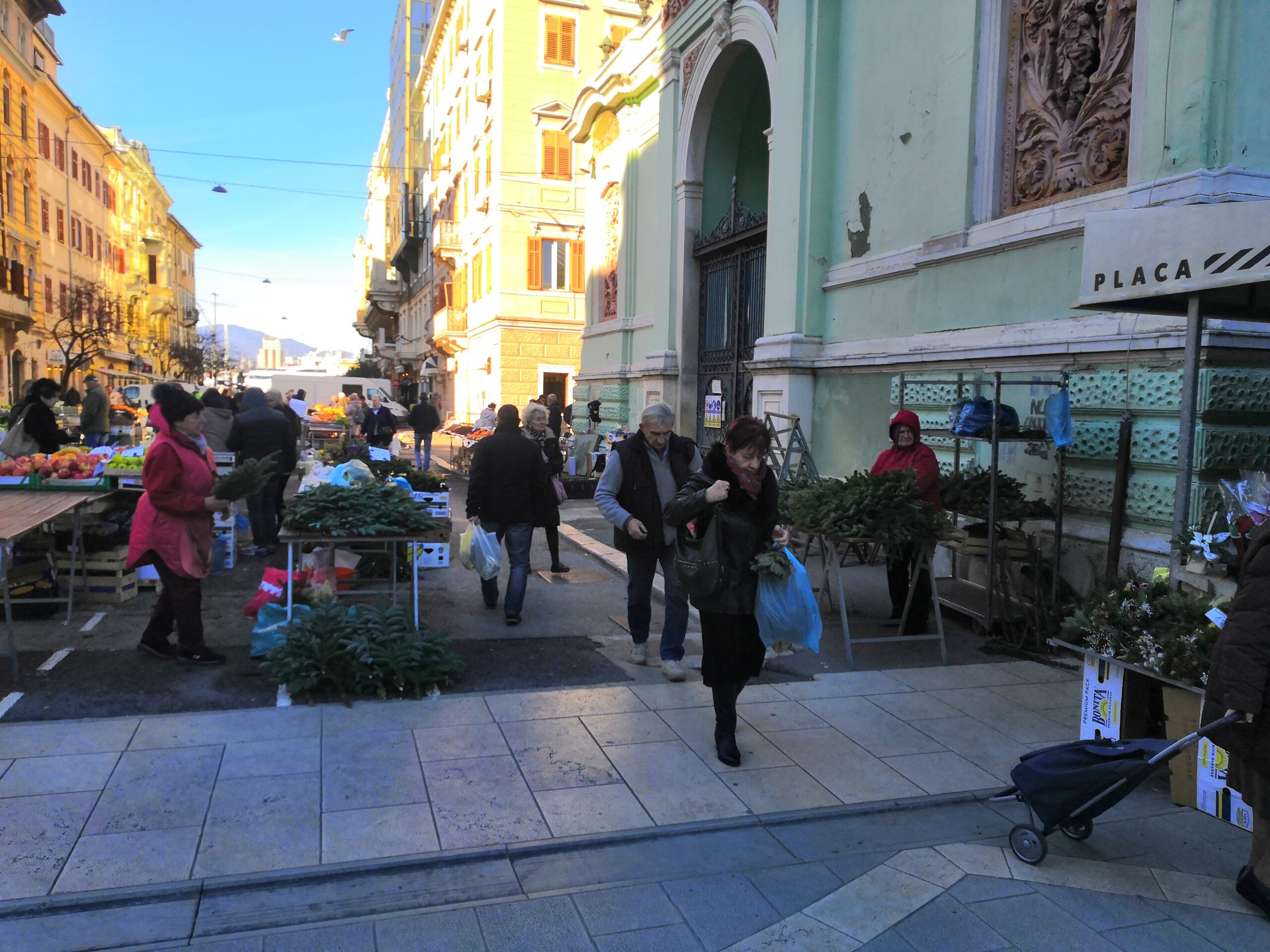 Blagdanski ugođaj riječke tržnice / Foto V. MRVOŠ
