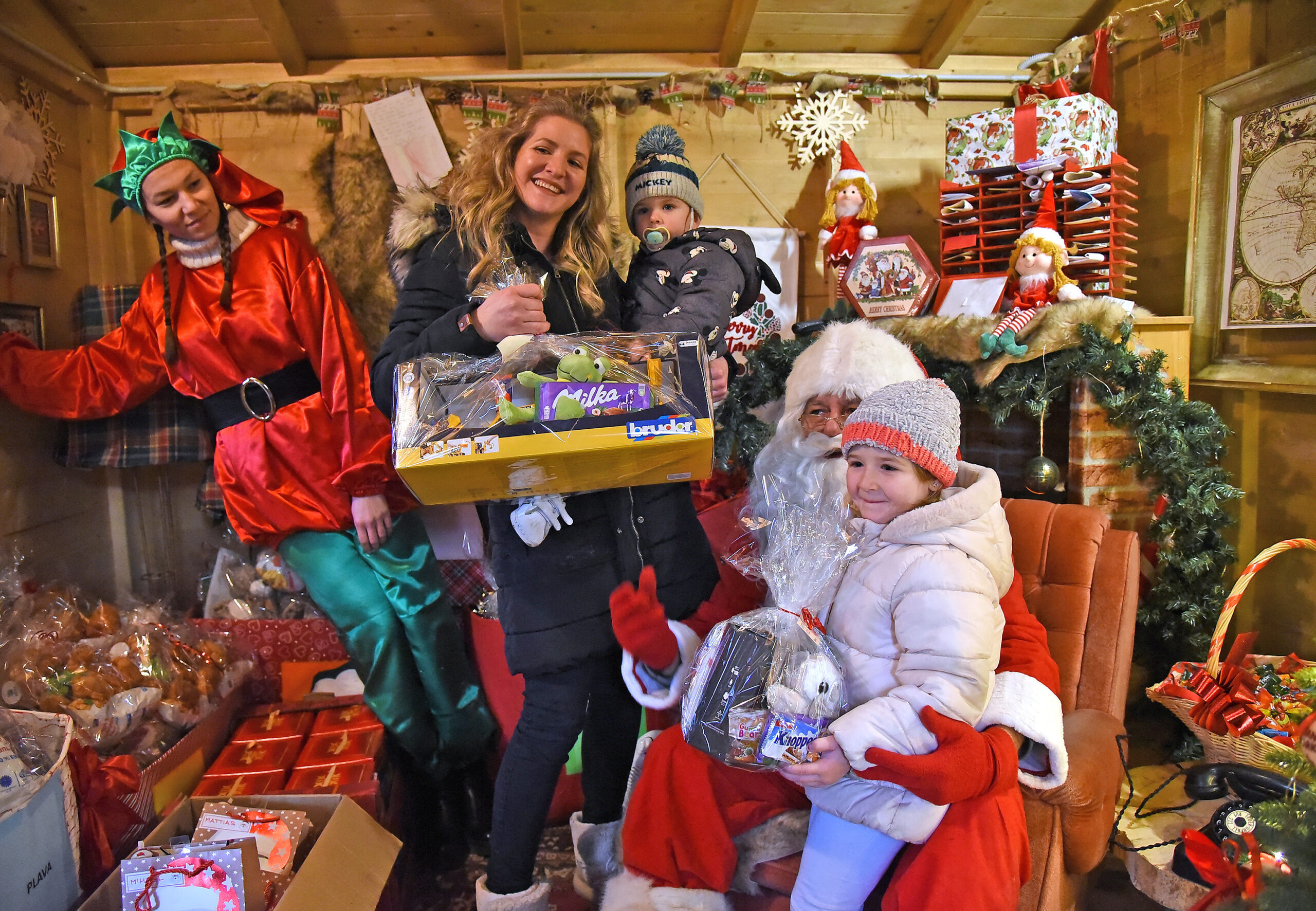 Djeca su se rado fotografirala za uspomenu s Djedicom / Foto Dean MICULINIĆ