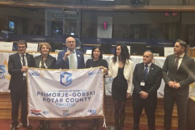 Predstavnici Županije sa zastavom Europske regije sporta