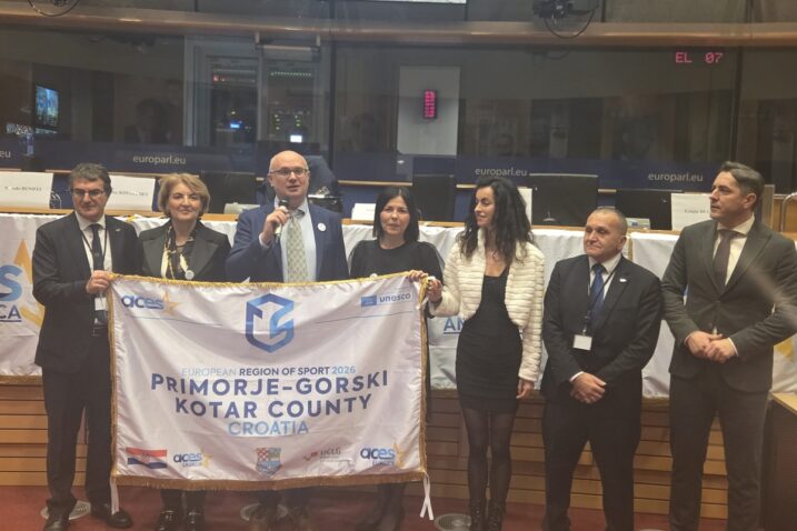 Predstavnici Županije sa zastavom Europske regije sporta