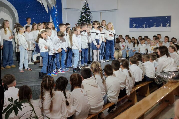 Kad se najmlađi popnu na pozornicu / Foto OŠ Zvonka Cara