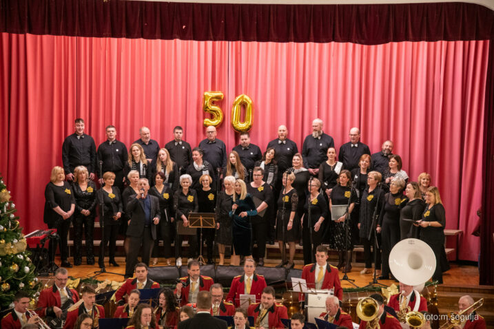 Pjevački zbor Sloga na svečanoj pozornici Doma kulture Hreljin / Foto M. ŠEGULJA