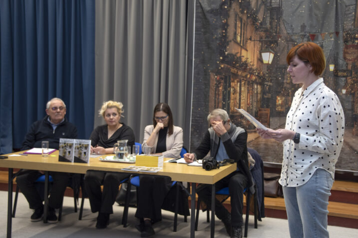 Julijano Sokolić, Valentina Ceranić, Armida Vlašić i Drago Draguzet za stolom, a autoričina kći Marijana Kovačić pročitala je pismo Bernarda Balona / Foto W. SALKOVIĆ