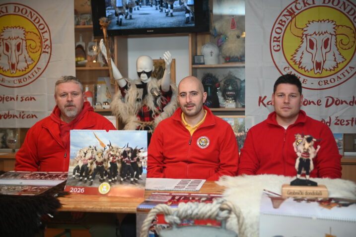 Loris Maršanić, Alen Haramija i Ivan Lambaša s novim kalendarom / Foto Nikola Blagojević