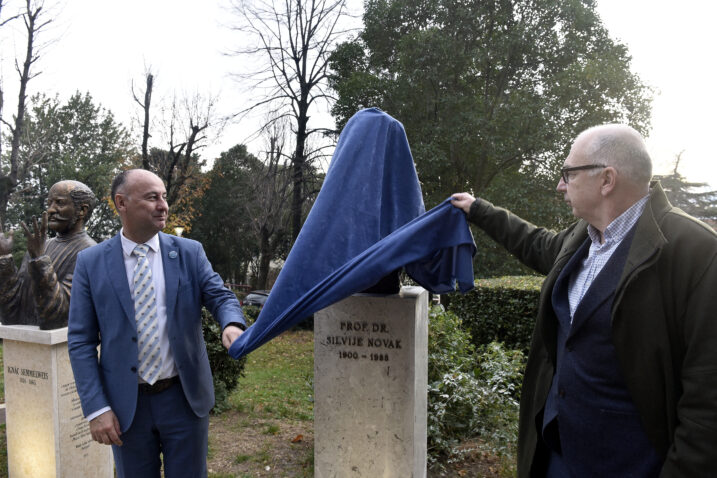 Goran Hauser i Srđan Novak prilikom otkrivanja biste Silviju Novaku / Foto: Matea Jurčić
