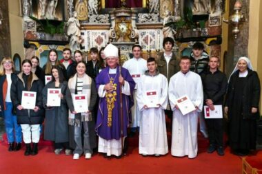 Riječki nadbiskup Mate Uzinić sa stipendistima / Foto Riječka nadbiskupija