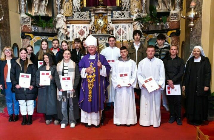 Riječki nadbiskup Mate Uzinić sa stipendistima / Foto Riječka nadbiskupija