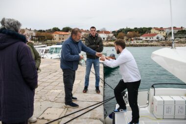 Marija Ostojić i Igor Matković preuzimaju svoje lijekove / Foto Luka Jeličić