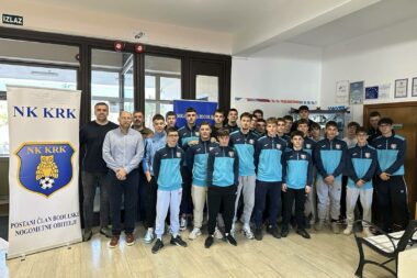 Članovi Nogometnog kluba Krk na izložbi u Srednjoj školi "Hrvatski kralj Zvonimir"