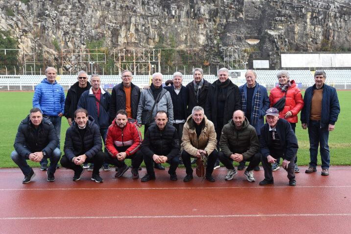 Nekadašnji čelnici, treneri i igrači Rijeke pod kultnim stijenama/D. MICULINIĆ