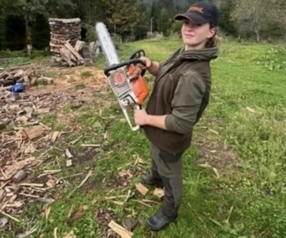 Chiara Gašparac s motornom pilom