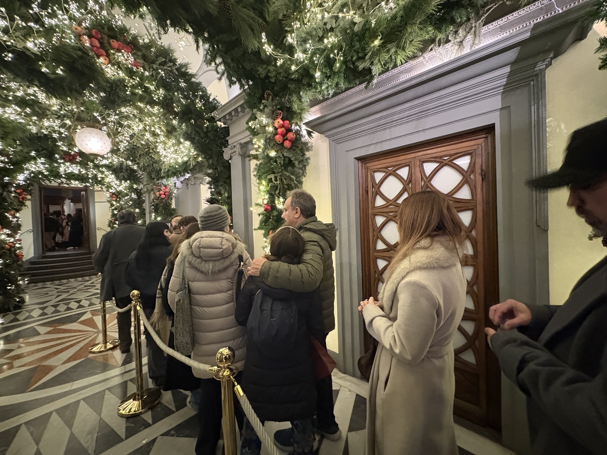 Ono što se u redu čeka nije samo parfem, nego iskustvo - destilirana ideja povijesti koju se može ponijeti kući u bočici