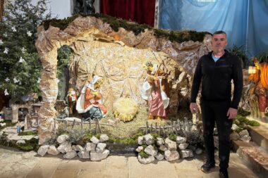 Teo Sintić i jaslice u župnoj crkvi / Foto Walter Salković