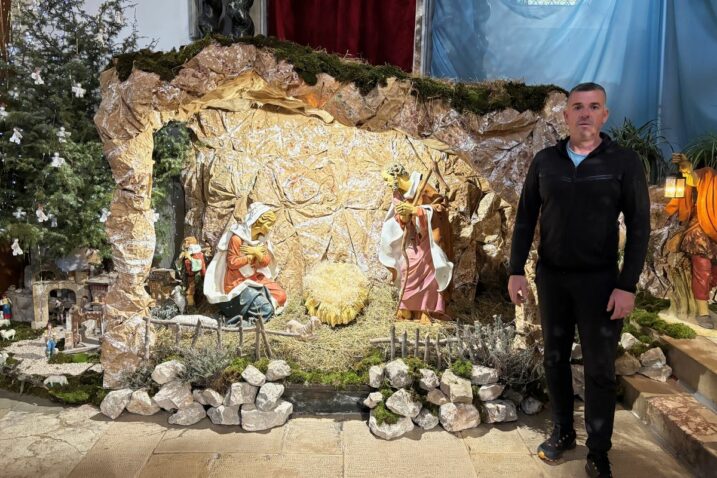 Teo Sintić i jaslice u župnoj crkvi / Foto Walter Salković