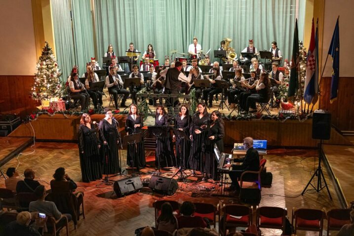 Zajednički nastup Puhačkog orkestra Fužine i Vokalne skupine DiM Delnice / Foto N. Anić
