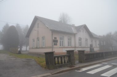 Stara školska zgrada u Vratima / Foto Marinko Krmpotić