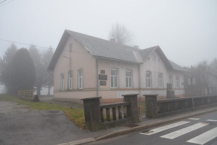 Stara školska zgrada u Vratima / Foto Marinko Krmpotić