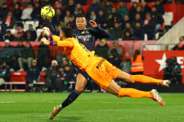 Paulo Gazzaniga boksa loptu ispred Kyliana Mbappea/Foto REUTERS