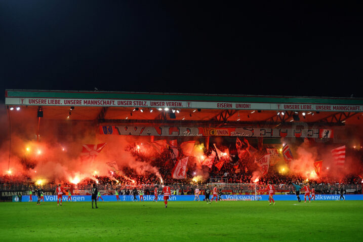 Bakljada navijača Unior Berlina/Foto REUTERS