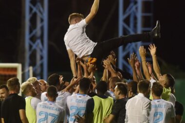 Rožman na rukama igrača Rijeke poslije osvajanja Hrvatskog kupa 1. kolovoza 2020./Foto PIXSELL