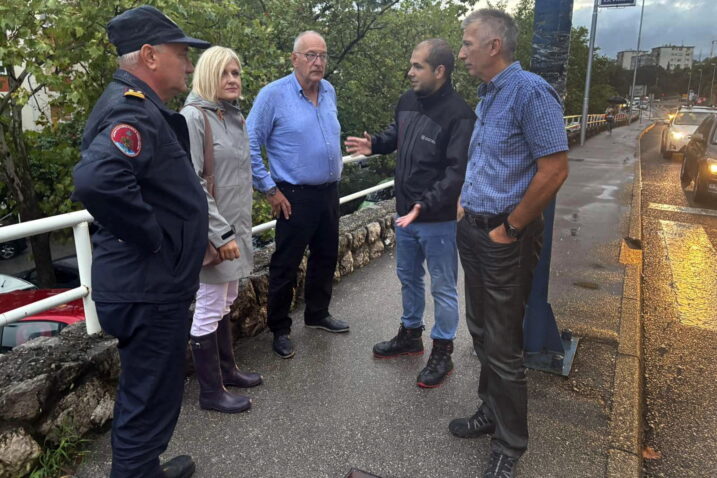 Gradonačelmoca Rijeke Iva Rinčić sa suradnicima na terenu tijekom velike kiše u rujnu