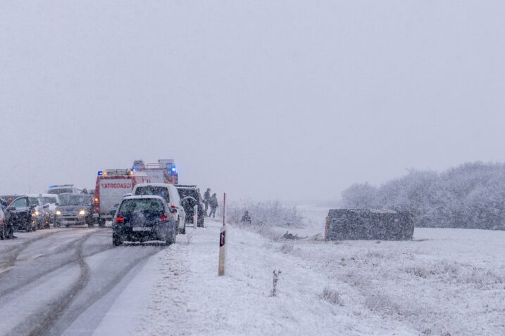 Vatrogasci su kod Otočca izvukli osobu koja je teretnim vozilom sletjela s ceste / Foto Hrvoje Kostelac/PIXSELL