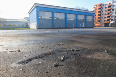 Oštećeno igralište OŠ Julija Klovića nakon eksplozije / Photo: Goran Stanzl/PIXSELL