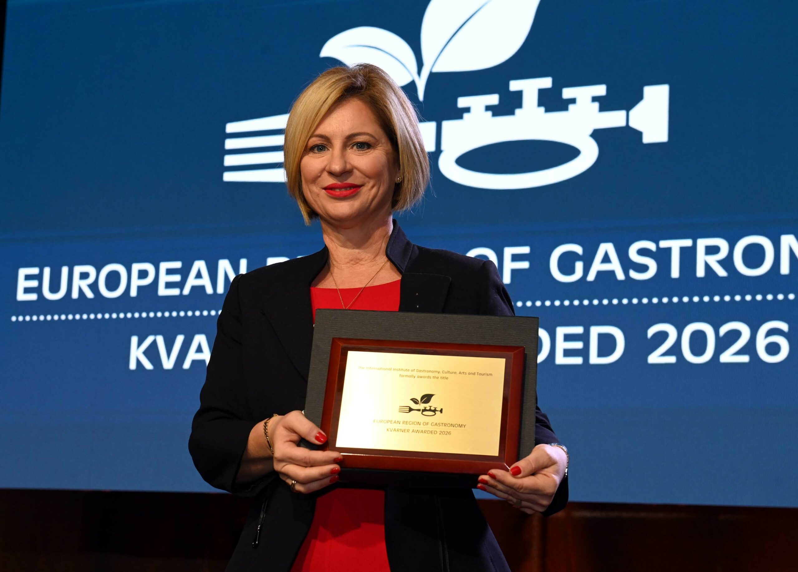 Dr. sc. Irena Peršić Živadinov s plaketom Kvarner Europska regija gastronomije 2026. / Foto: Marko Gracin
