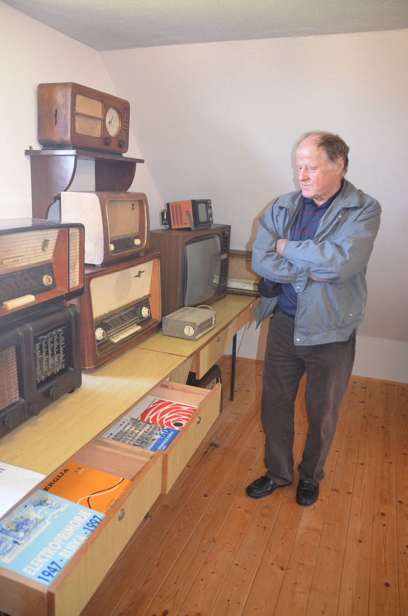 Dražen Brajdić, predsjednik Udruge Turanj, uz eksponate izložbe "Se na elektriko!"