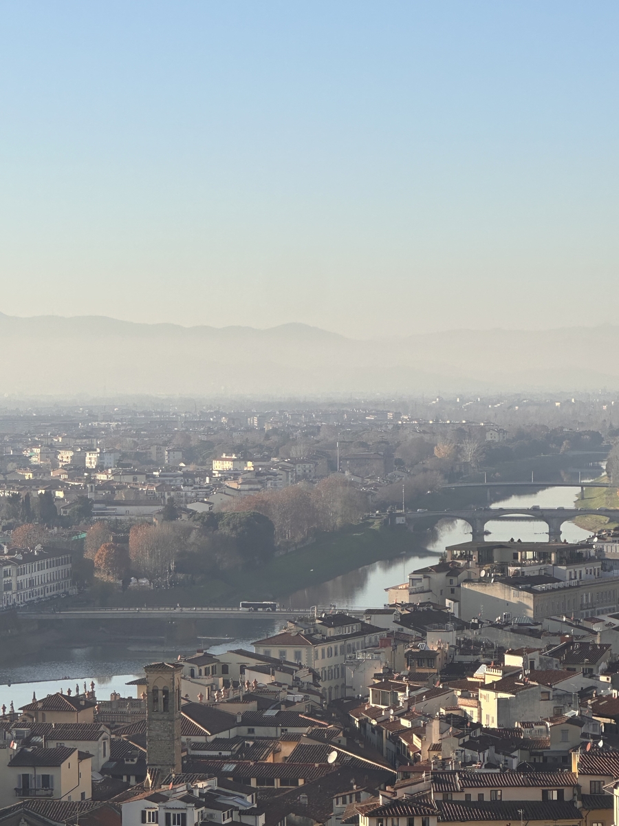 Rijeka Arno koja prolazi kroz središte Firence