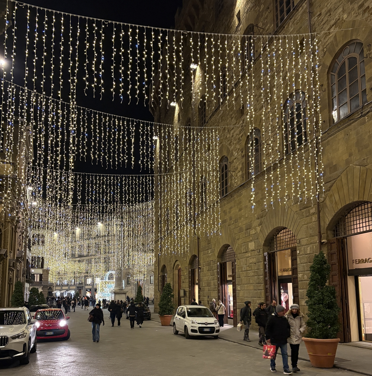Zima u Firenci nema spektakularne adventske kulise i u toj suzdržanosti otvara se prostor za drukčiji doživljaj vremena