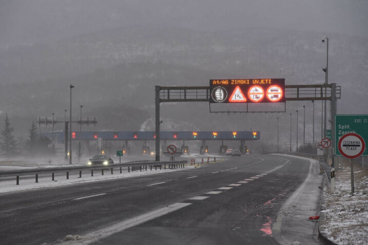 Zbog mogućnosti poledice, iz Prometnog centra apeliraju da se u promet ne uključuje bez odgovarajuće zimske opreme / Foto Dean MICULINIĆ