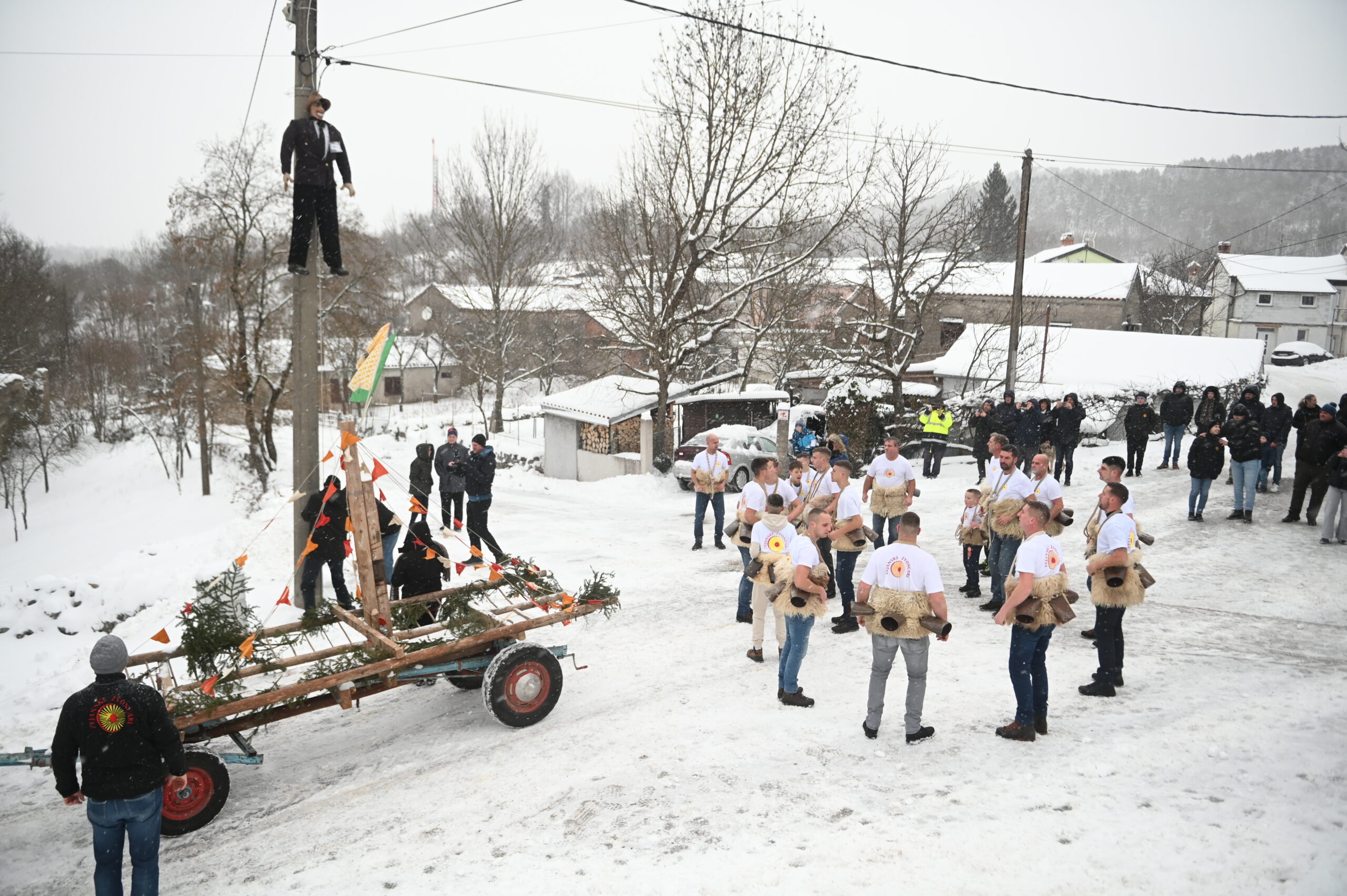 Žejanski zvončari na podizanju pusta uz 15 cm snijega / Foto: N. Blagojević / M. Gracin