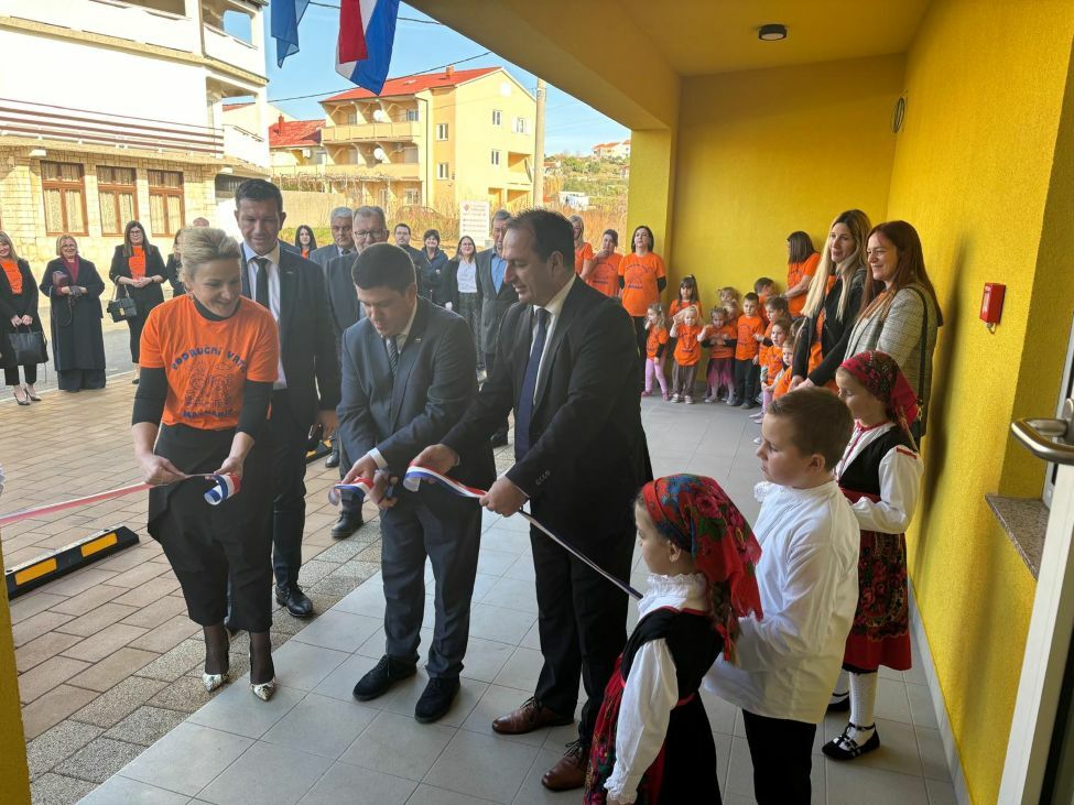 Rezanje vrpce na svečanom otvorenju / Foto: M. Mušić