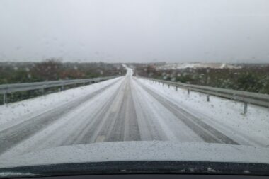 Snijeg i led okovali D102 kod Treskavaca / TD Baška