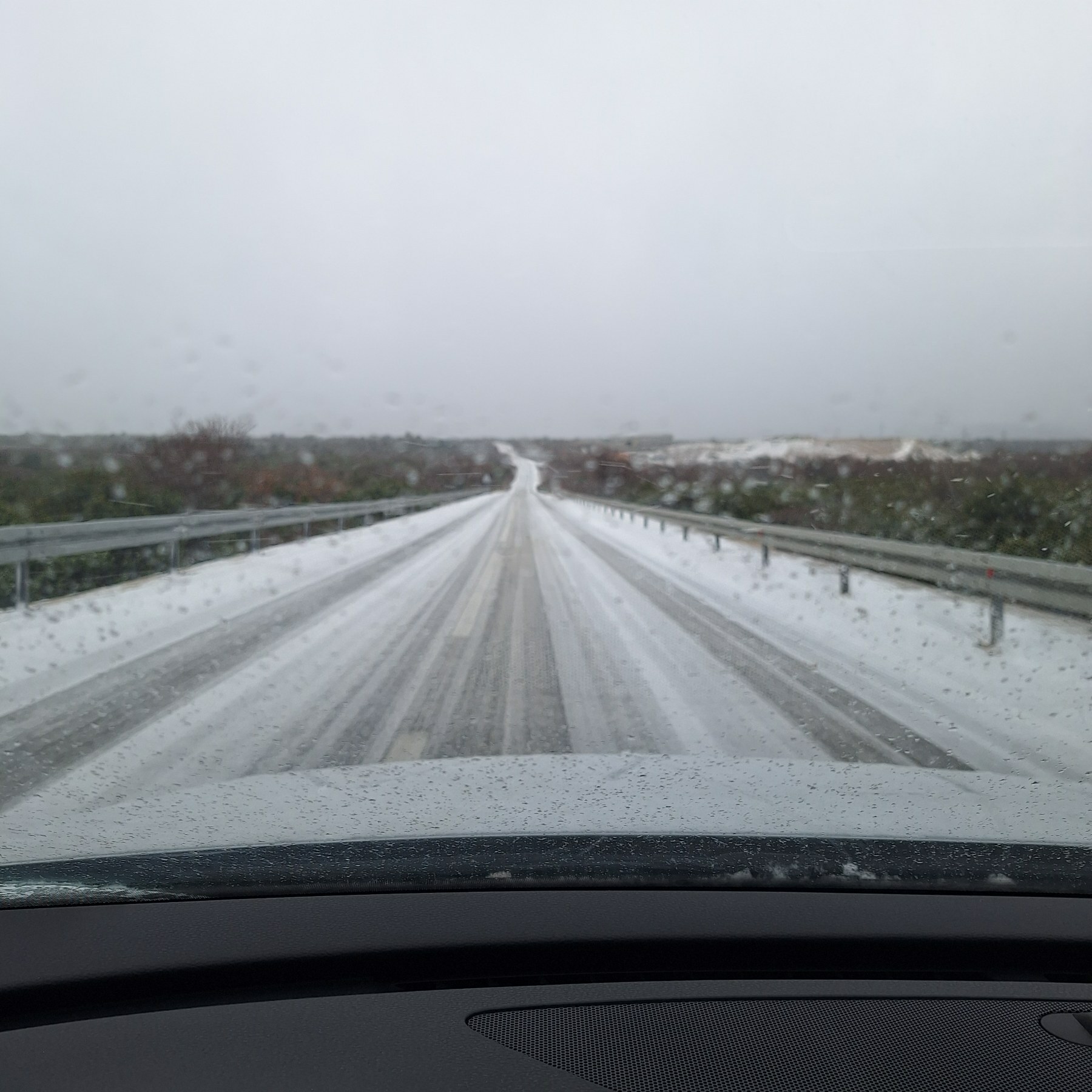 Snijeg i led okovali D102 kod Treskavaca / TD Baška