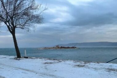 Bijeli pokrivač se spustio sve do mora / Foto R. ŠIMONOVIĆ