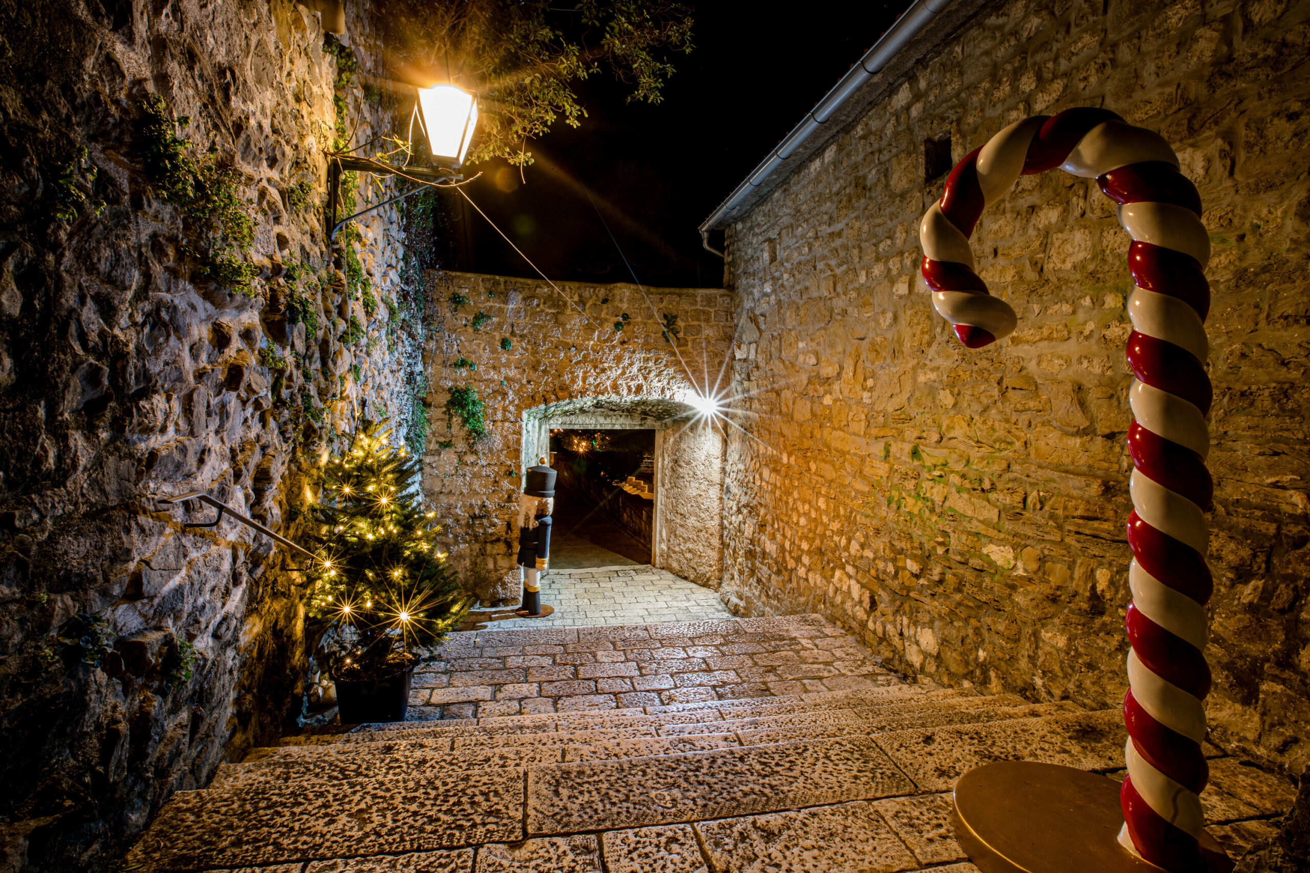 Ukrašena vrata grada / Grad Rab