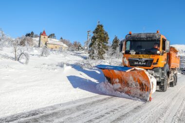 Čišćenje snježnih nanosa u okolici Gračaca / Foto Mate Komina
