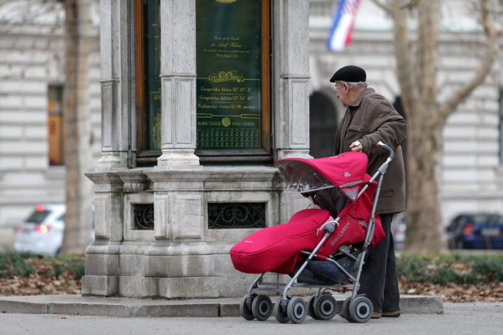Čuvanje unuka u nekim dijelovima Hrvatske ne mora biti »besplatno« / Foto PETAR GLEBOV/PIXSELL