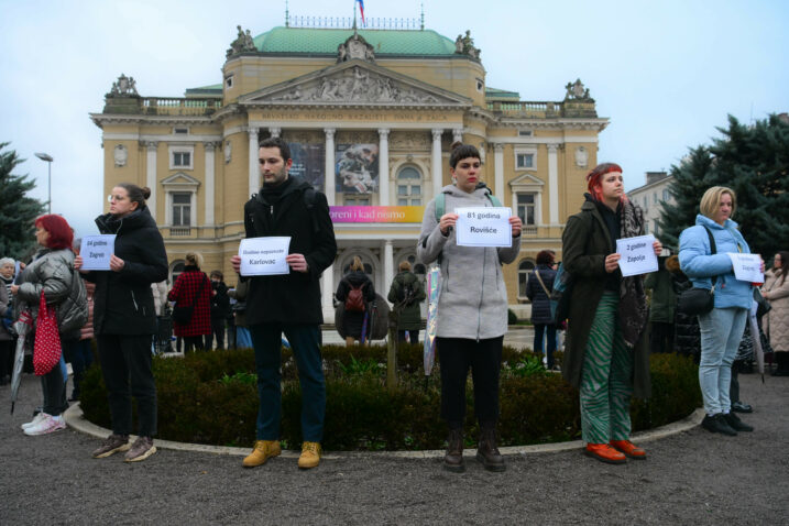 I jedna minuta je previše - akcija ispred HNK-a / Foto Ana KRIŽANEC