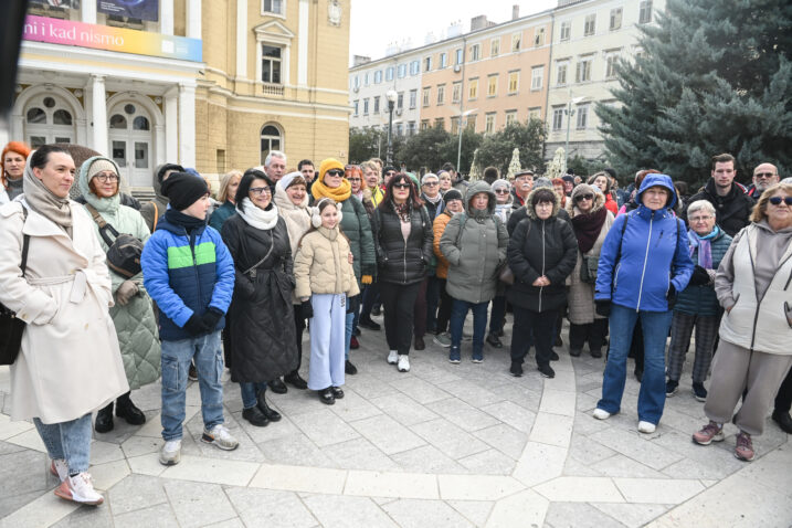 Okupljanje kod kazališta / Foto: Nikola BLAGOJEVIĆ