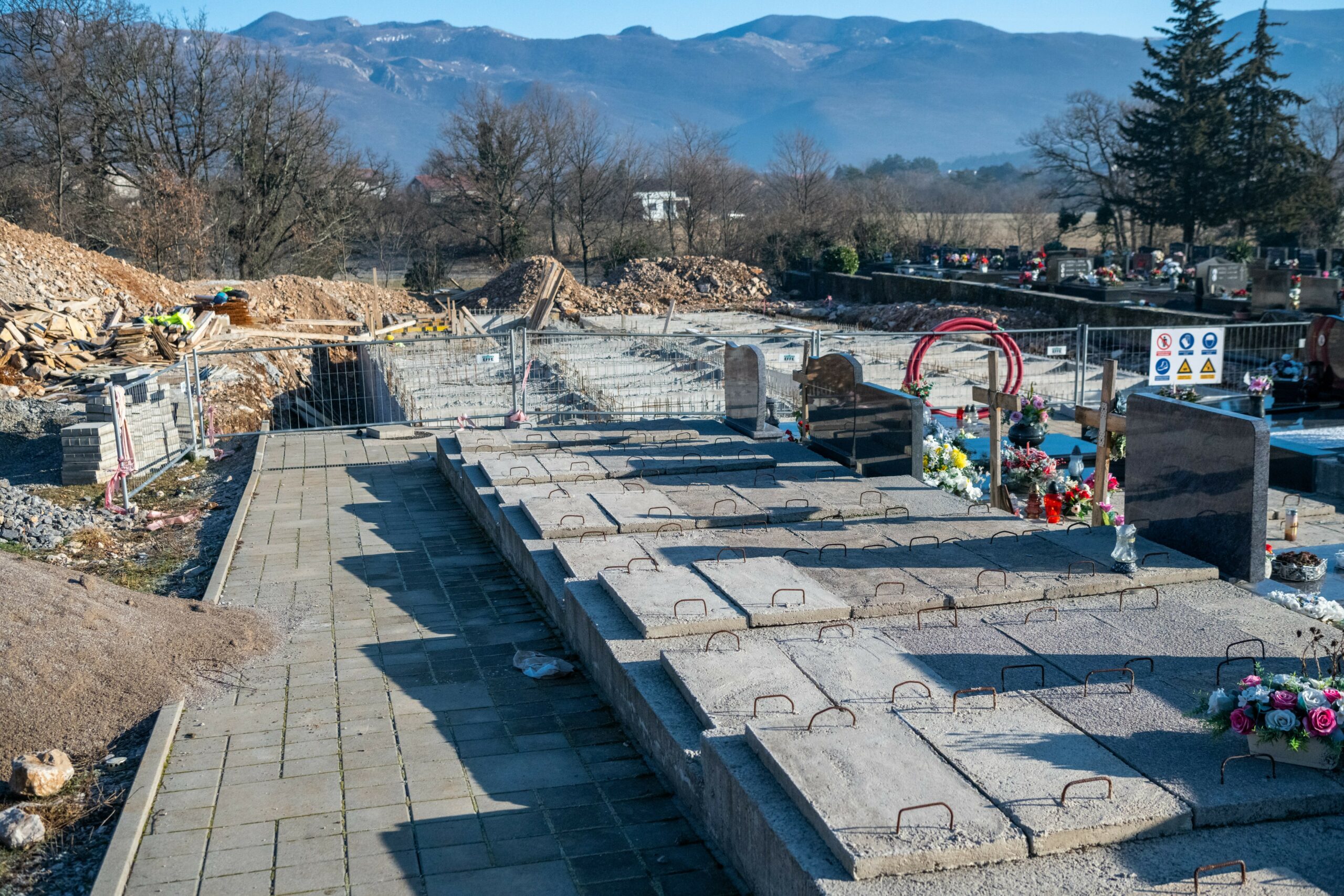 Formiranje novog grobnog polja na kojem će se urediti 79 novih grobnih mjesta / Foto: Općina Jelenje