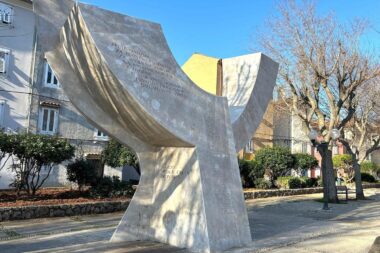Lani je u sklopu malih komunalnih akcija uređen spomenik palim borcima na Šetalištu 20. travnja u Cresu / Foto Walter Salković