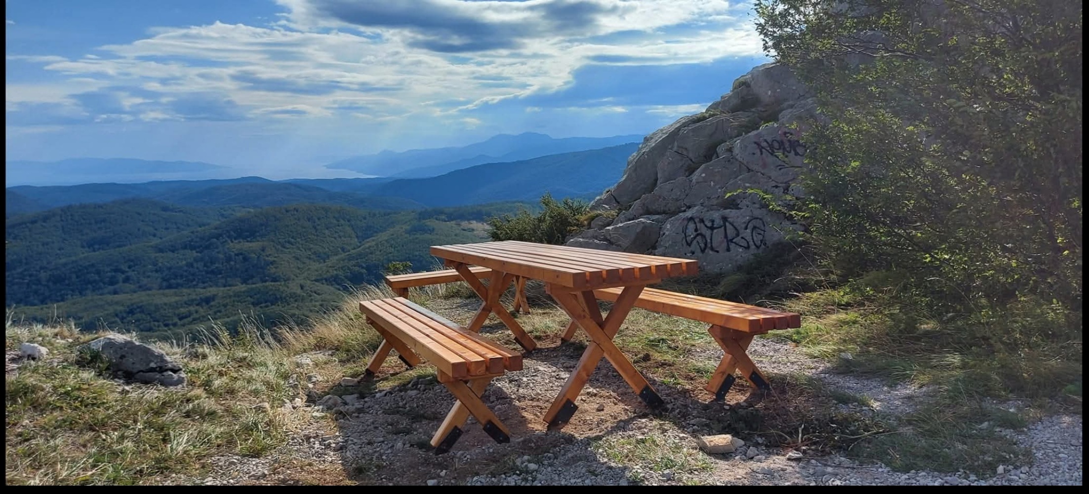 Planinarsko društvo Pliš lani je na vidikovcu Gumance postavilo nove klupe i stol / PD Pliš