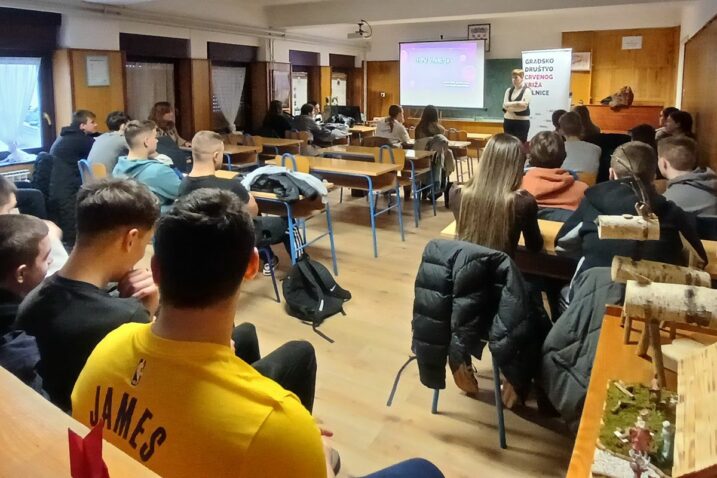 Detalj s predavanja delničkim gimnazijalcima i srednjoškolcima